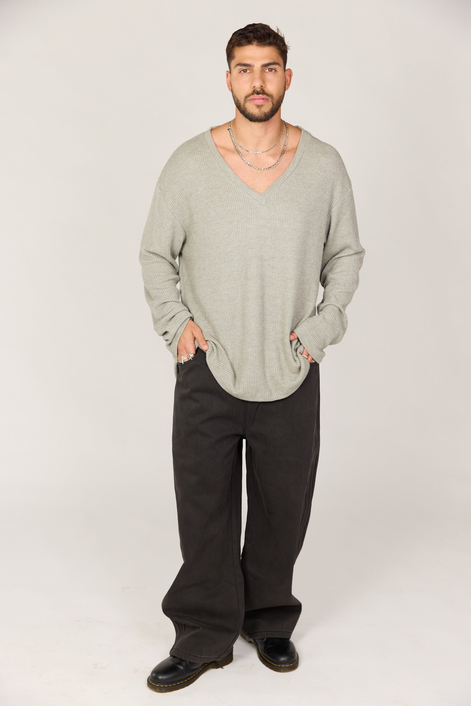 מכנס בד שחור דמוי גינס, עם פסים בצדדים