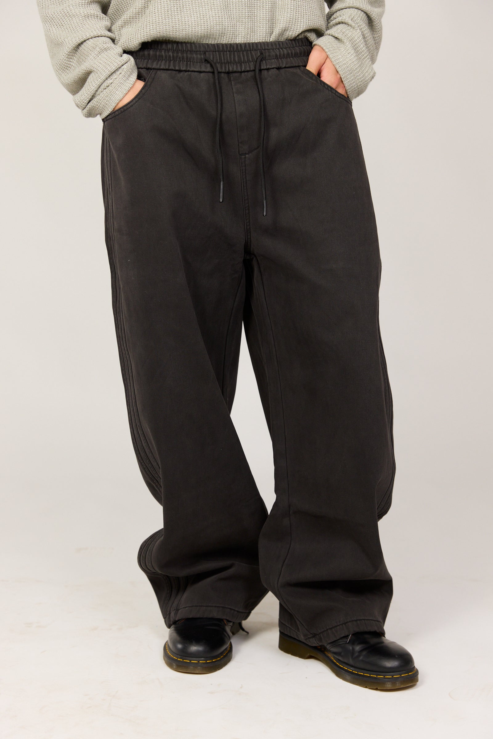 מכנס בד שחור דמוי גינס, עם פסים בצדדים